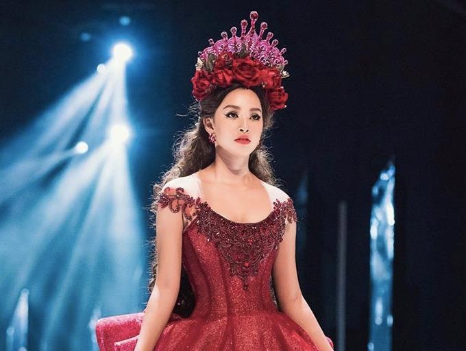 Tieu Vy sai buoc catwalk nhu nguoi mau chuyen nghiep hinh anh