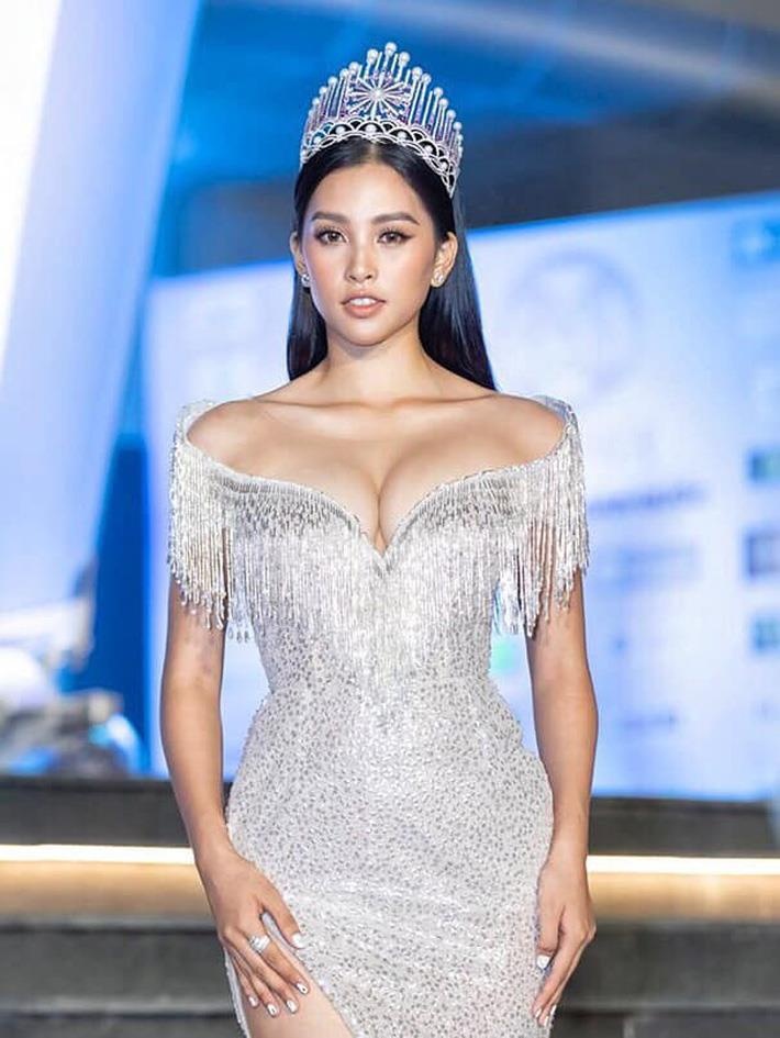 Phong cach thoi trang cua hoa hau Tieu Vy anh 1