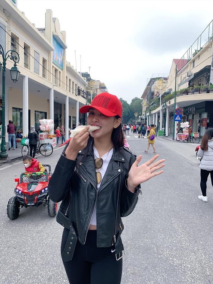 Phong cach thoi trang cua hoa hau Tieu Vy anh 7