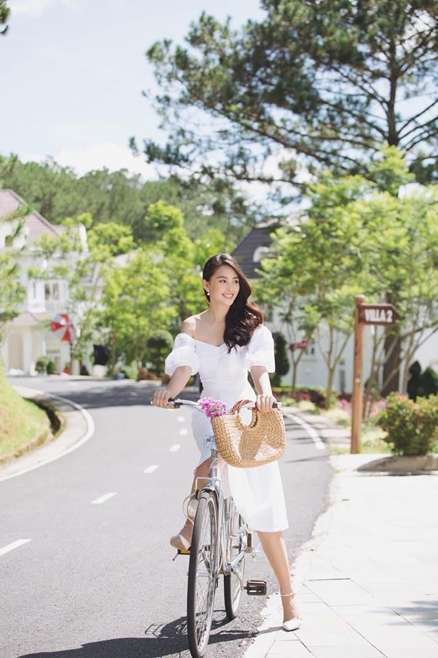 Phong cach thoi trang cua hoa hau Tieu Vy anh 5