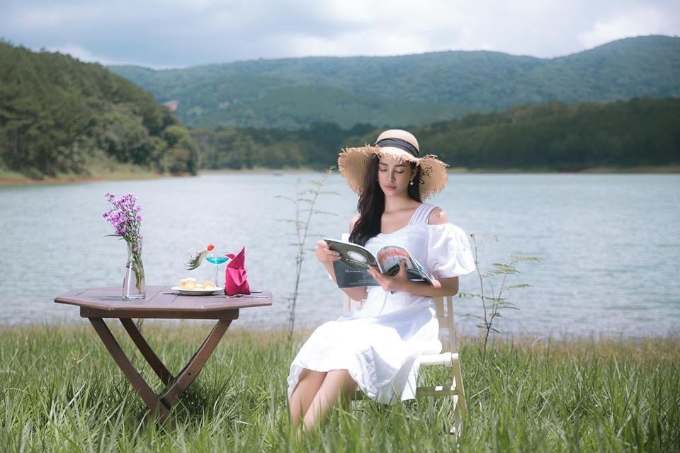 Phong cach thoi trang cua hoa hau Tieu Vy anh 6