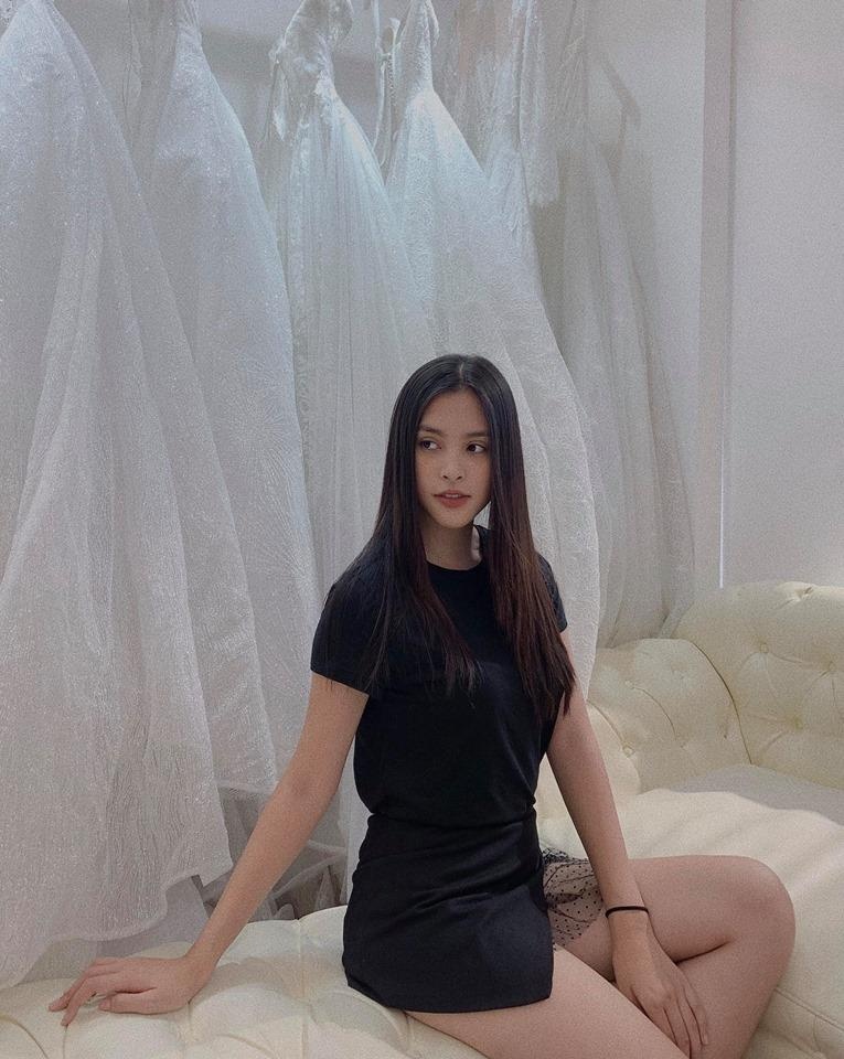 Phong cach thoi trang cua hoa hau Tieu Vy anh 8