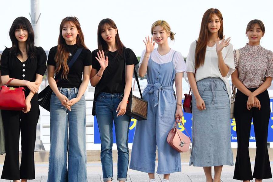 TWICE mac do dong dieu, rang ro chao nguoi ham mo hinh anh