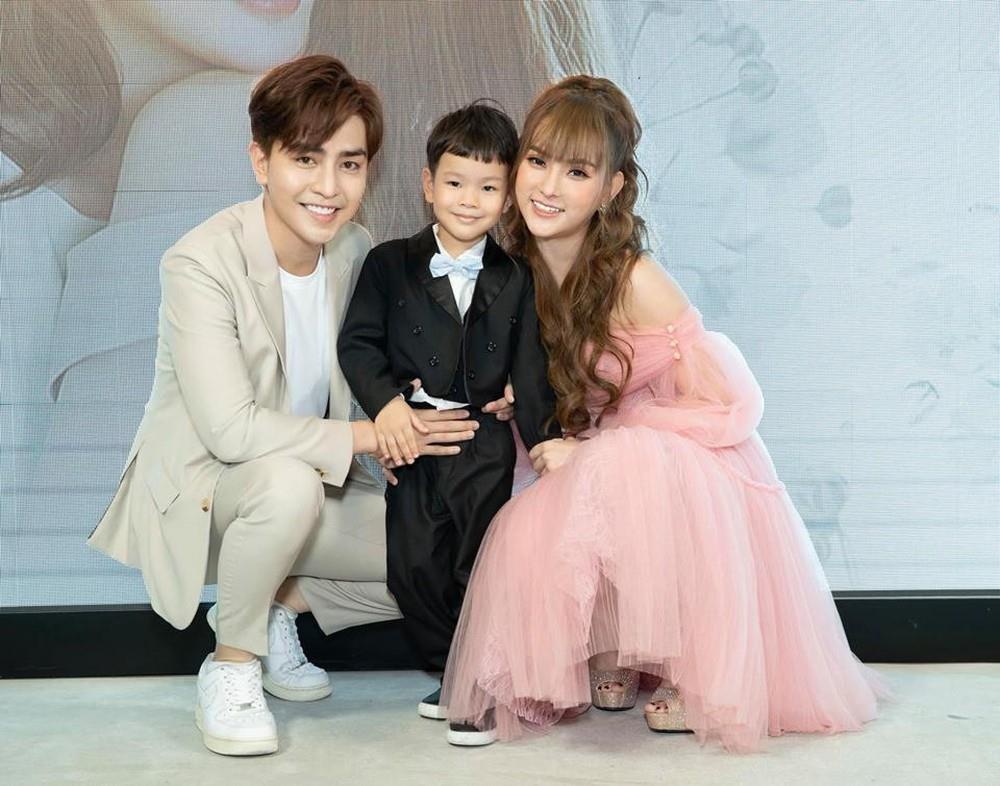 Phong cach thoi trang gia dinh thu thuy anh 1