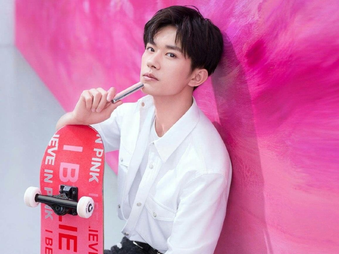 Thanh vien TFBoys noi got dan chi, huy hop dong voi Givenchy hinh anh