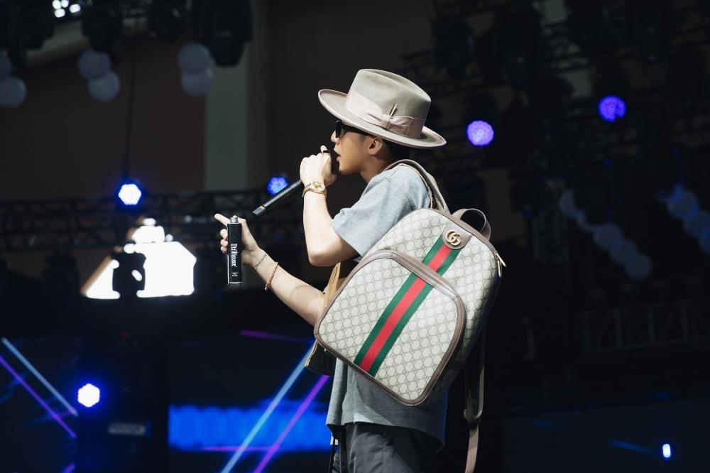 Trang phuc hang hieu cua Son Tung anh 8