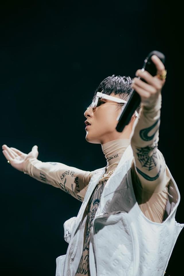 Trang phuc hang hieu cua Son Tung anh 2