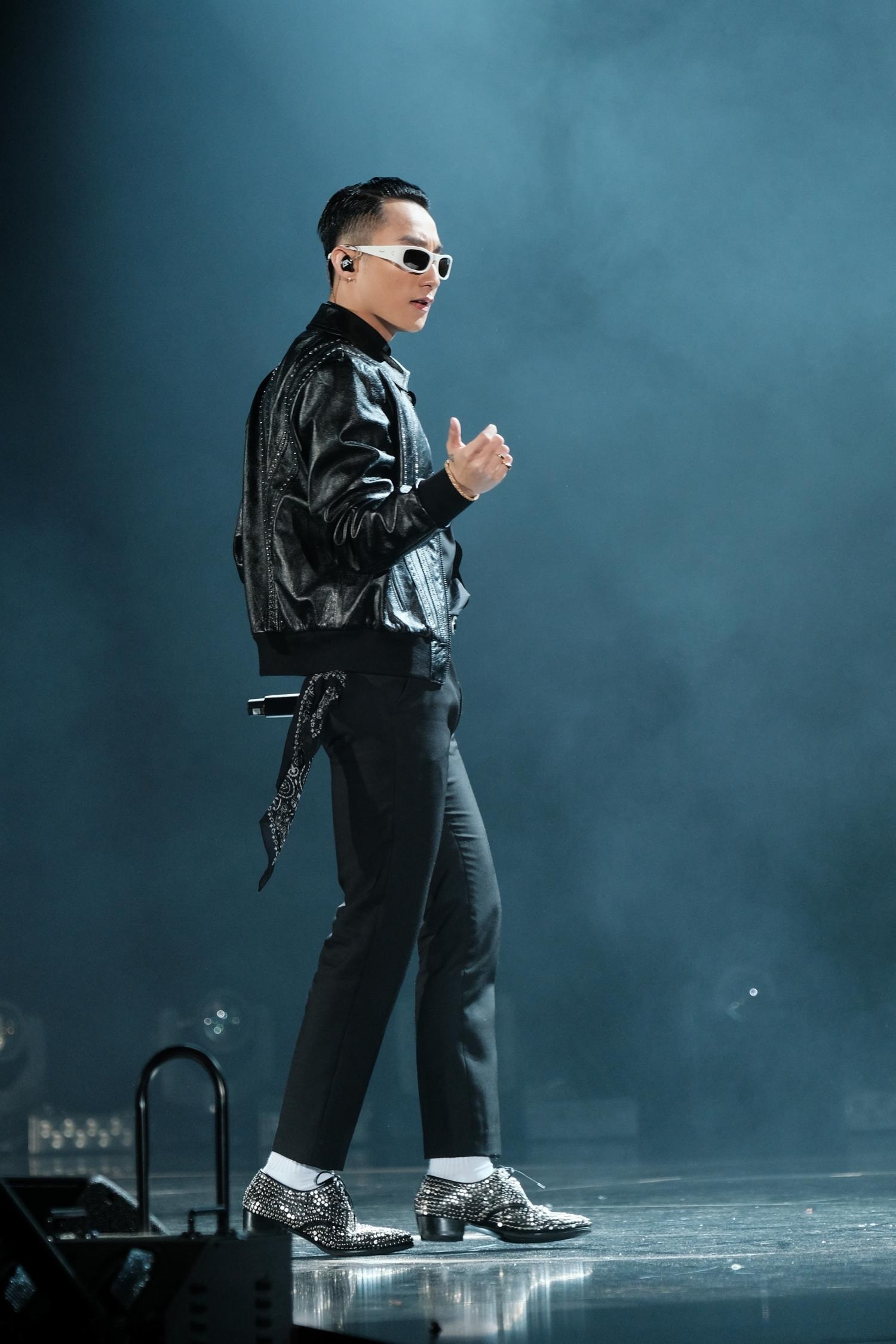 Trang phuc dat do cua Son Tung tai Sky Tour 2019 anh 2