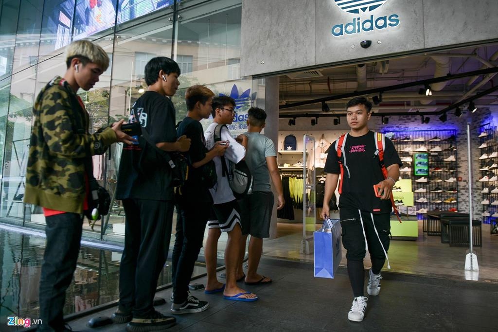 Giới trẻ ăn ngủ ngoài đường săn giày yeezy 700 ảnh 4 Gioi tre an ngu ngoai duong san giay yeezy 700 anh 4