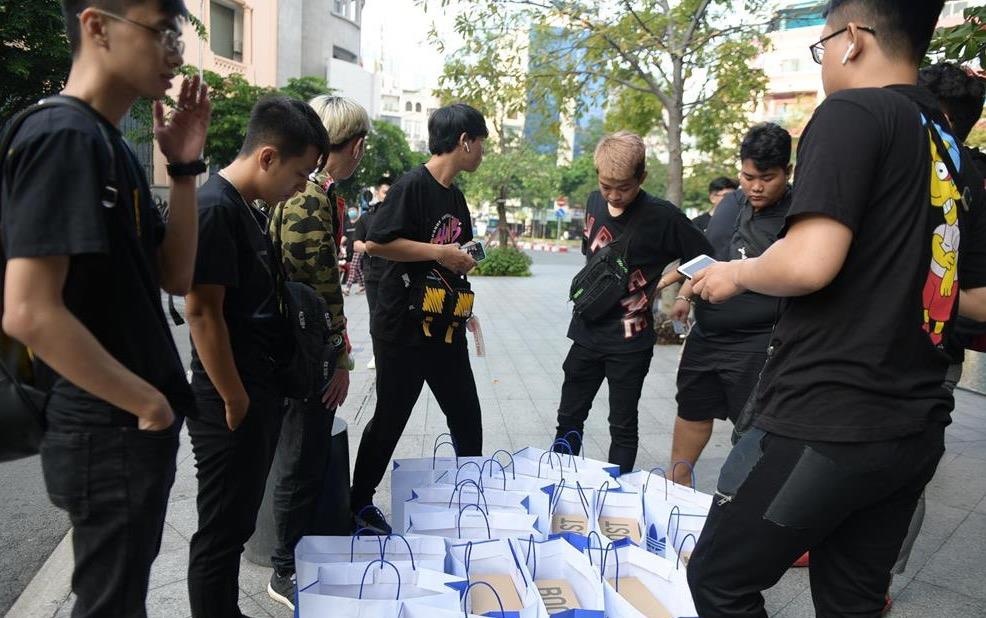 An ngu 10 ngay o Bitexco san Yeezy la dai dien cho van hoa camp giay? hinh anh