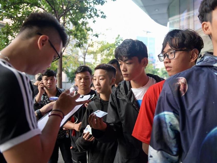 An ngu 10 ngay ngoai Bitexco san giay hiem: Dam me hay thua hoi? hinh anh