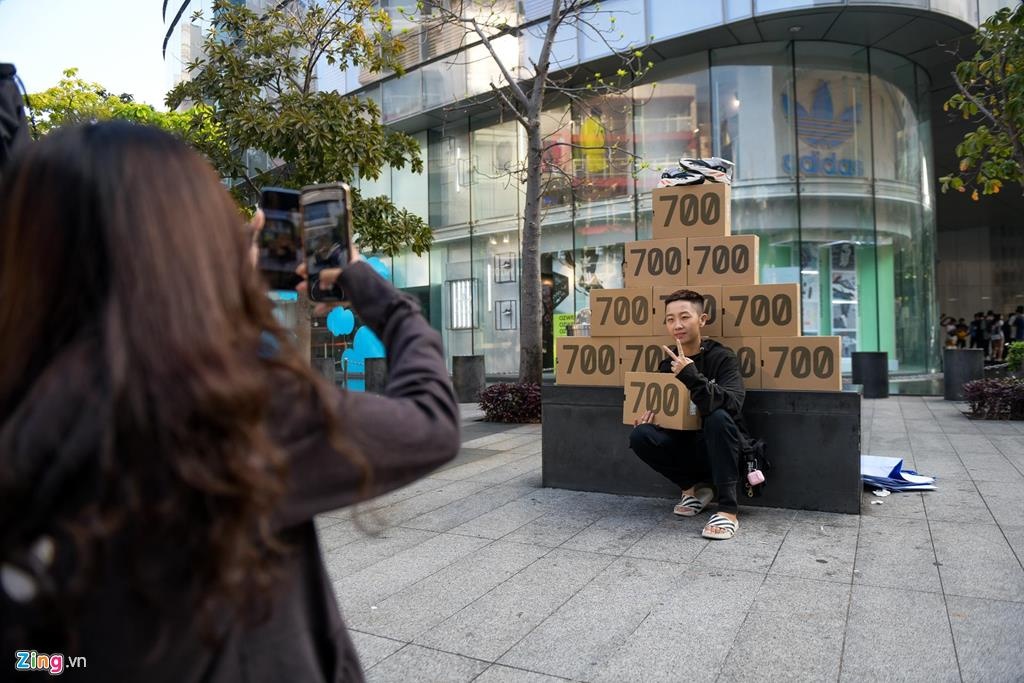 Giới trẻ ăn ngủ ngoài đường đi camp giày ảnh 2 Gioi tre an ngu ngoai duong di camp giay anh 2