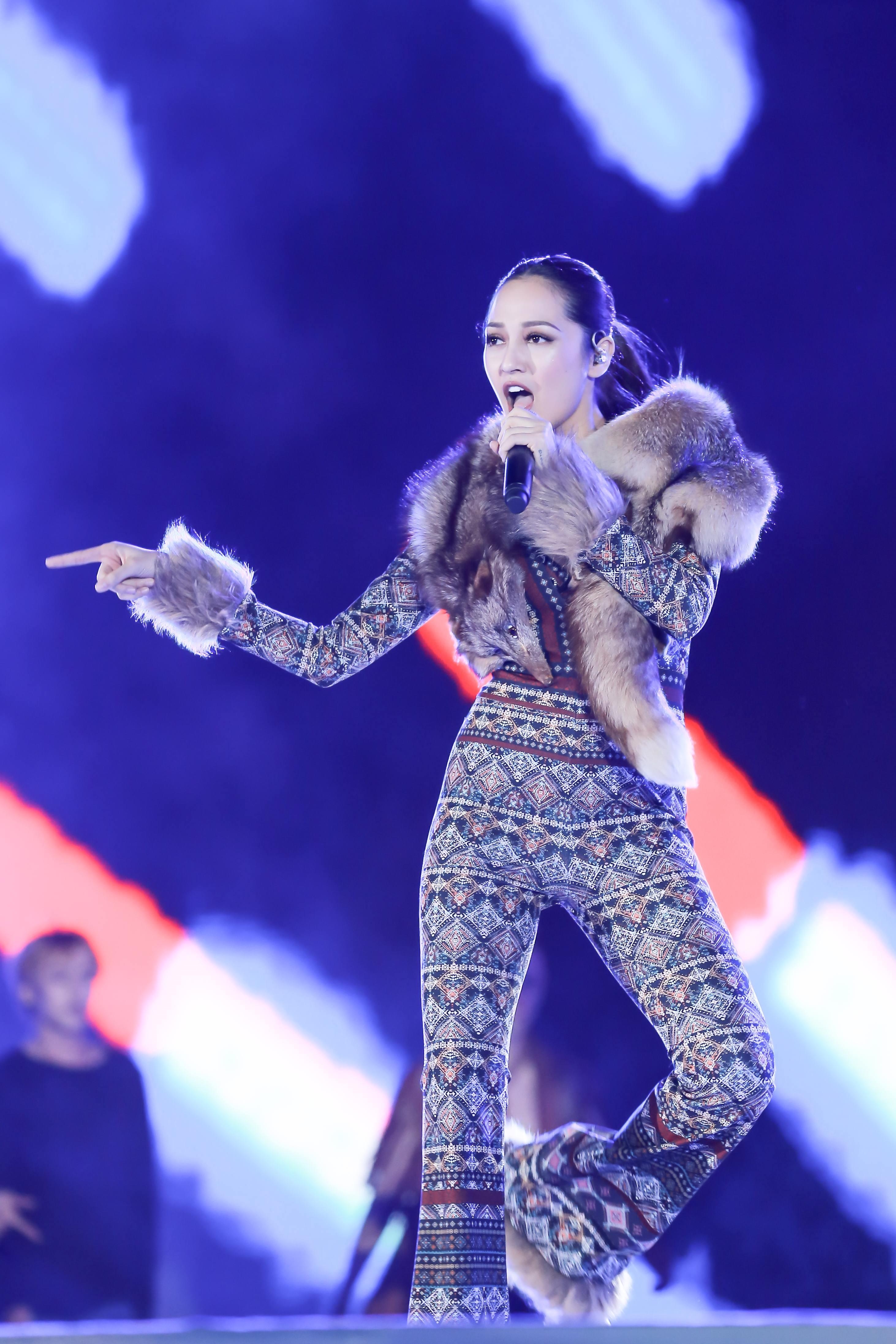 Sao Viet gay tranh cai voi ao long thu anh 4