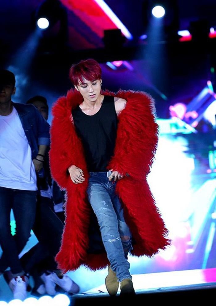 Sao Viet gay tranh cai voi ao long thu anh 7