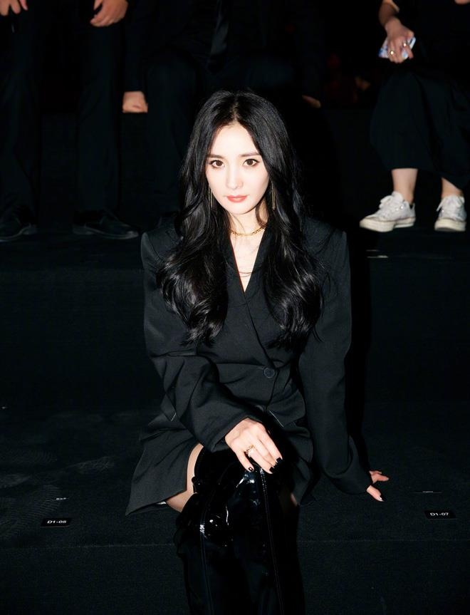 Duong Mich chuong trang phuc khoe chan dai anh 1