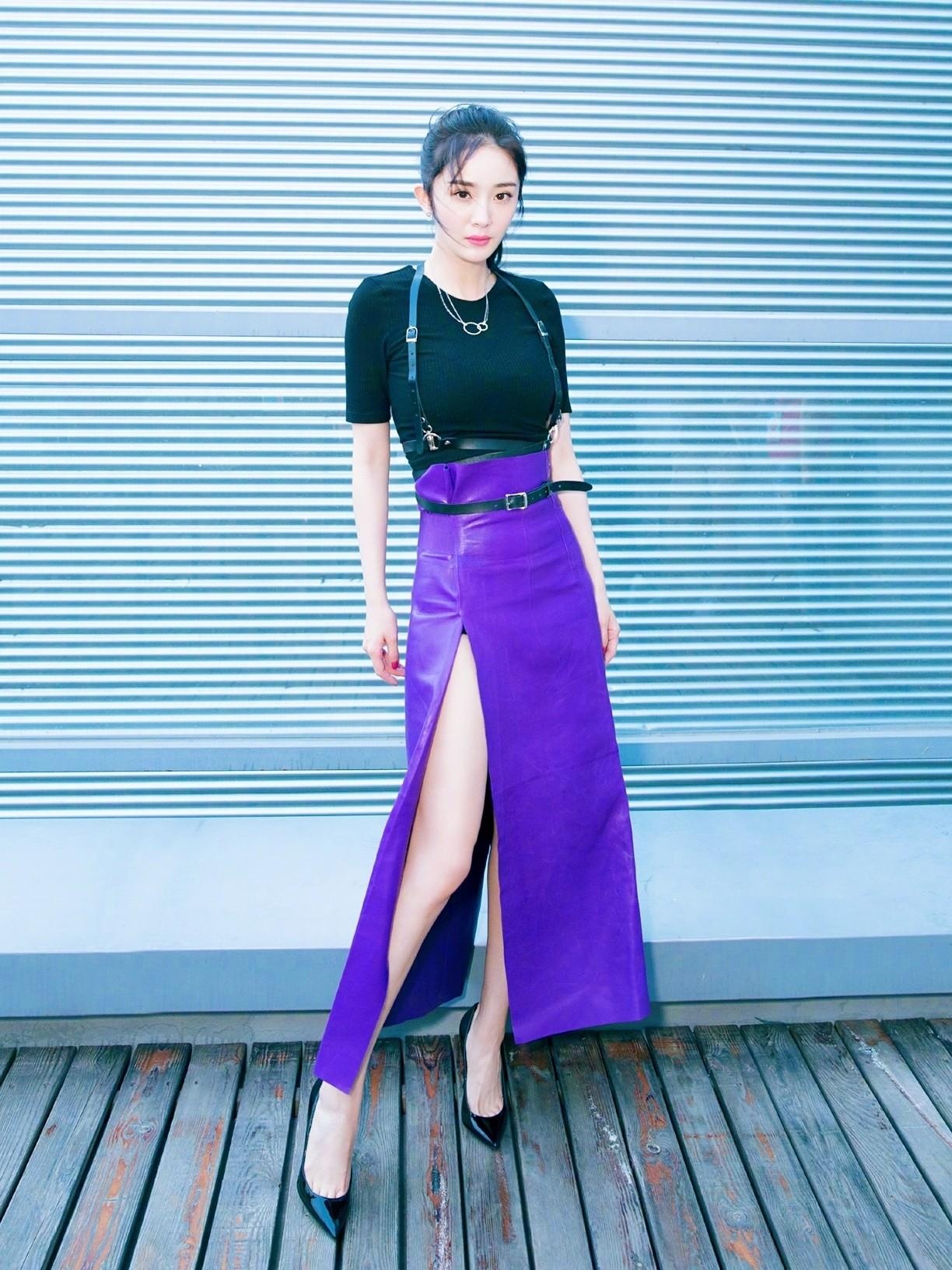 Duong Mich chuong trang phuc khoe chan dai anh 9