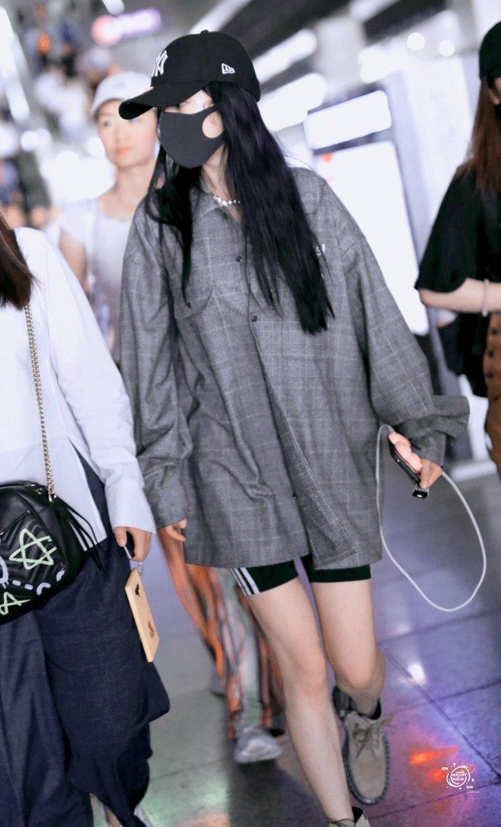 Duong Mich chuong trang phuc khoe chan dai anh 6