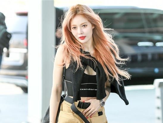 HyunA, Duong Mich va dan sao chau A dang lang xe mot gi khi dao pho? hinh anh