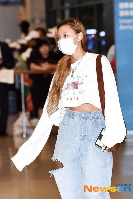 Hwasa ăn mặc xuề xòa tại sân bay ảnh 1 Hwasa an mac xue xoa tai san bay anh 1