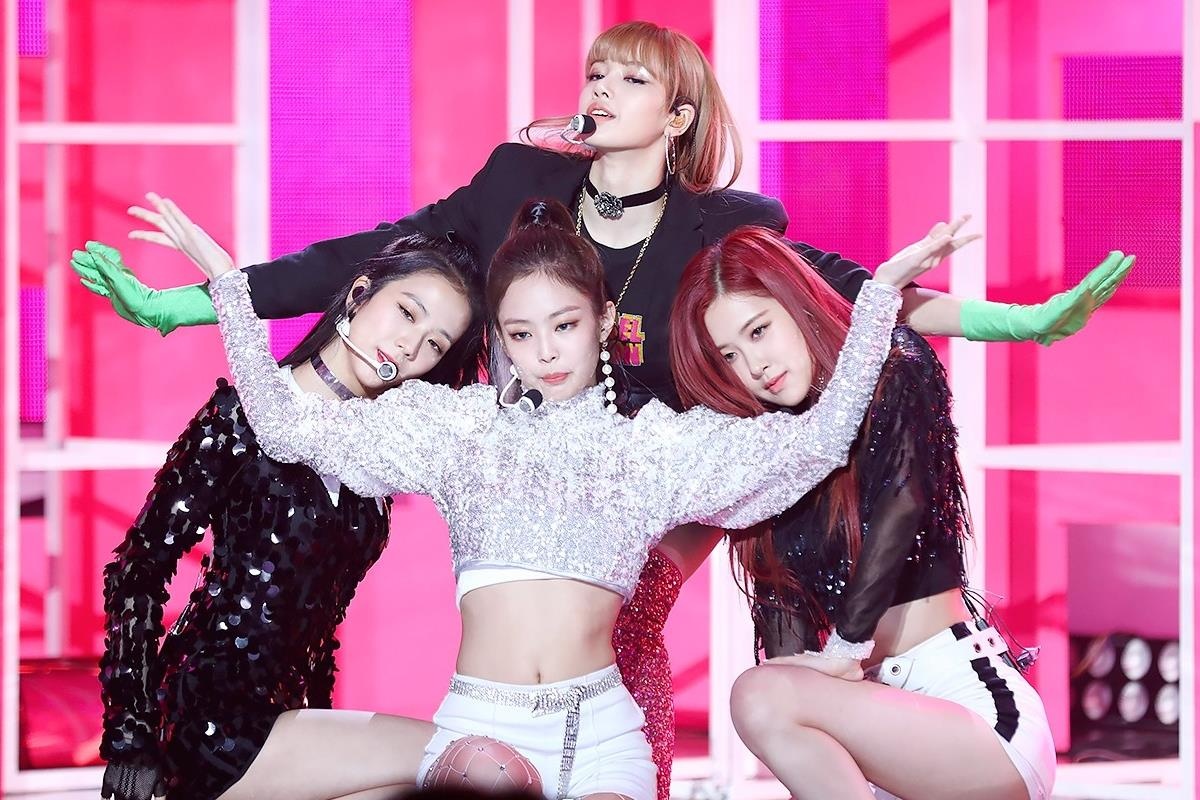 Stylist bi len an vi toan cat ngan vay ao bieu dien cua BlackPink hinh anh