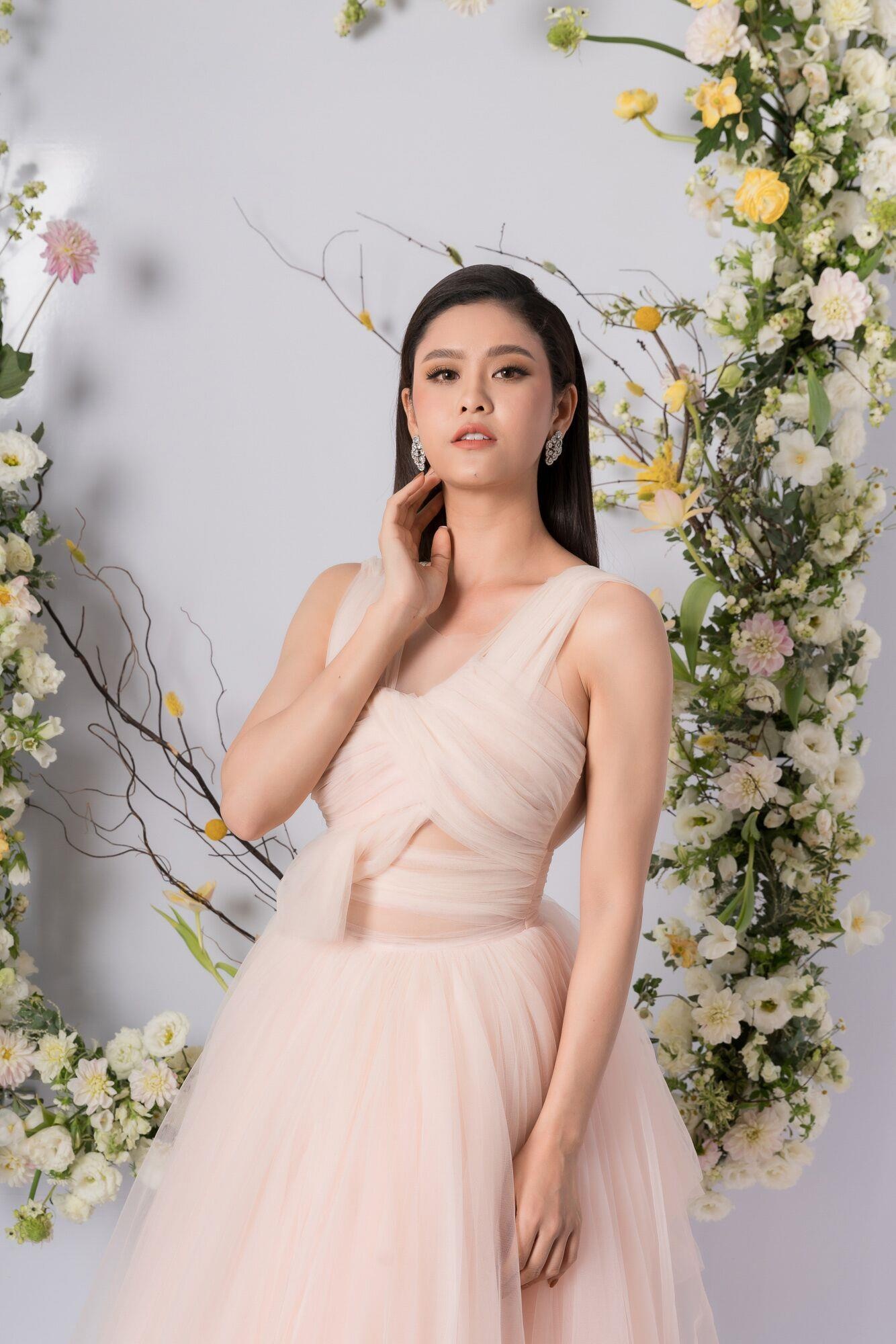 Hoang Thuy khoe nguc day anh 3