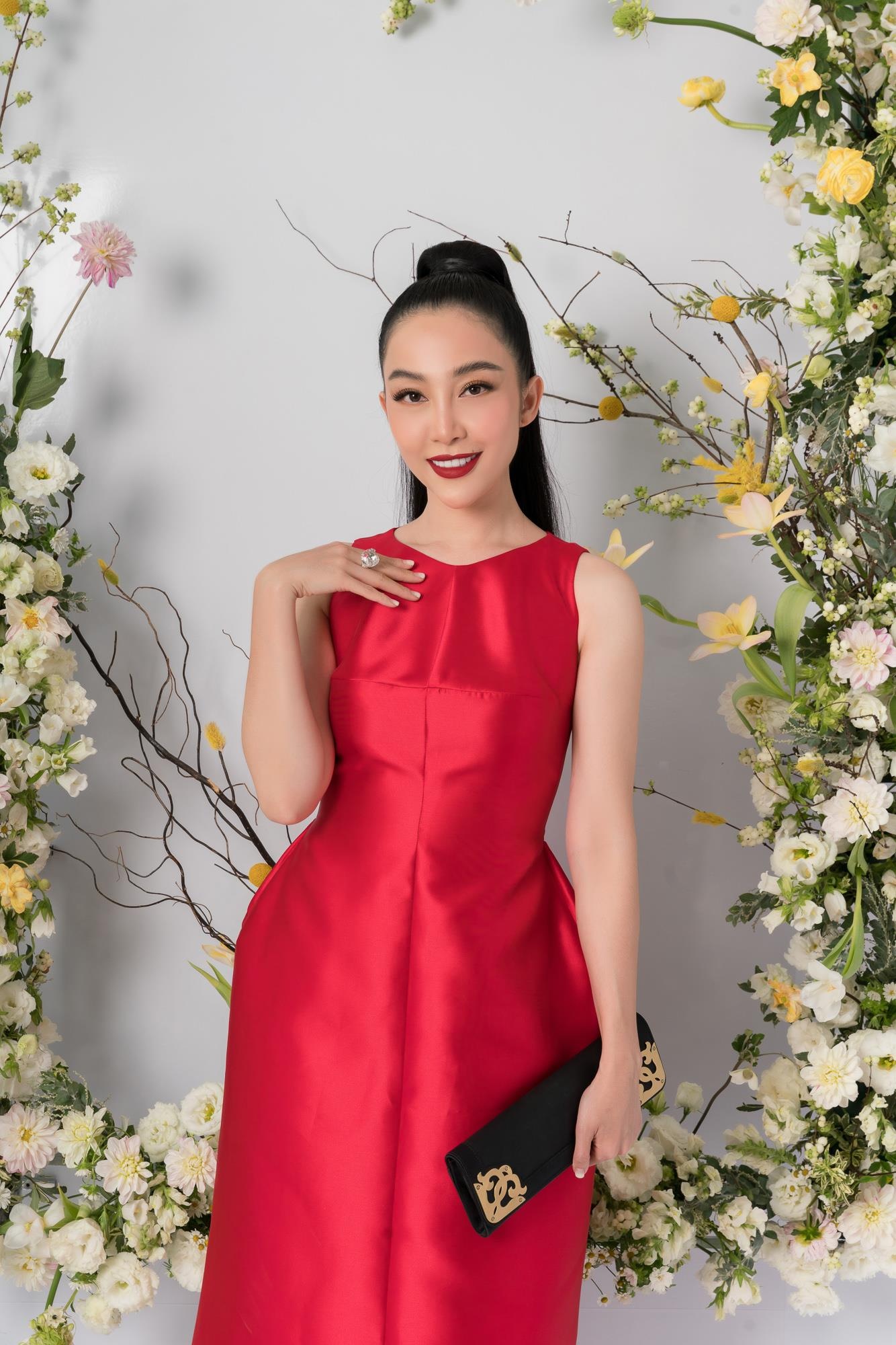 Hoang Thuy khoe nguc day anh 12