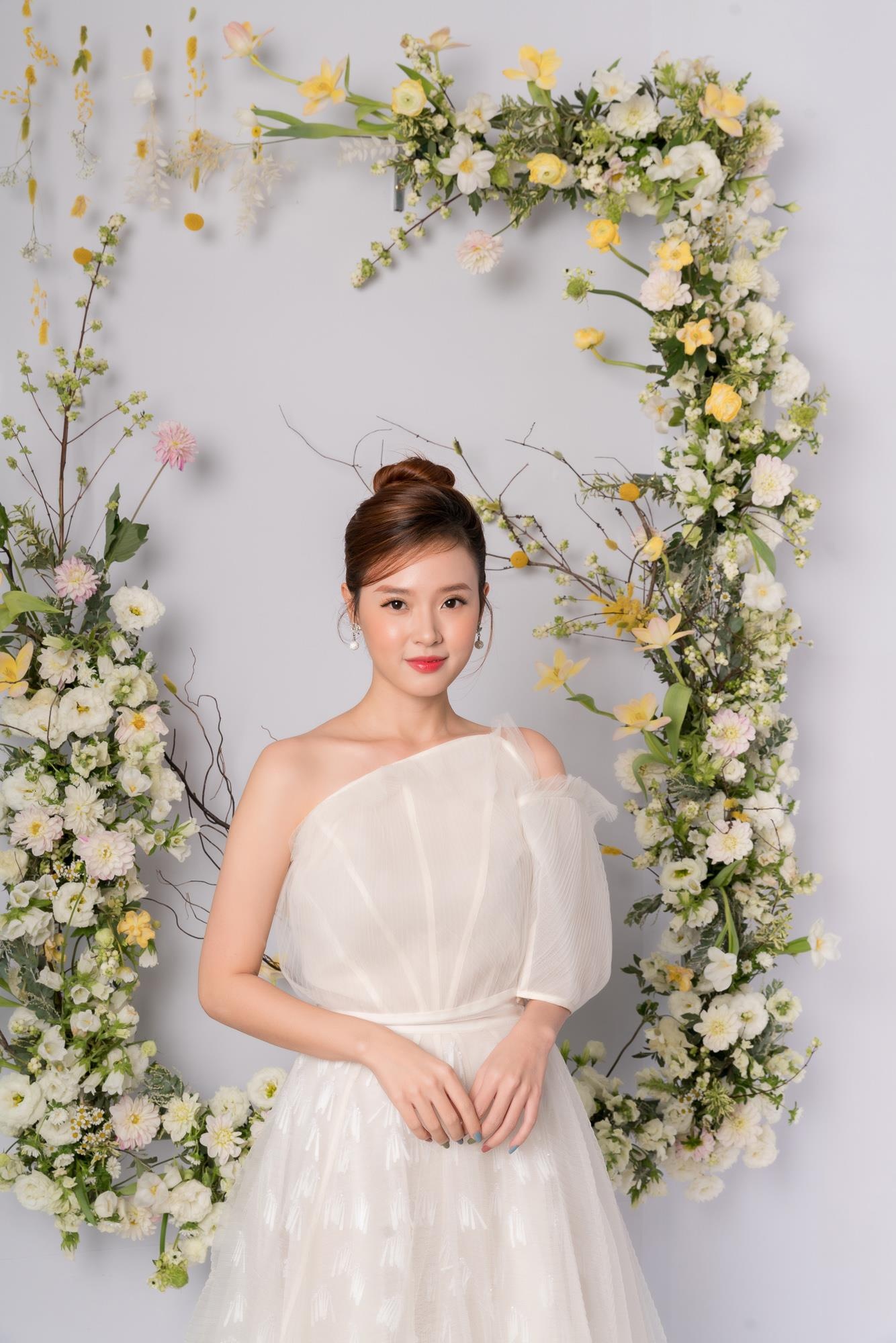 Hoang Thuy khoe nguc day anh 10