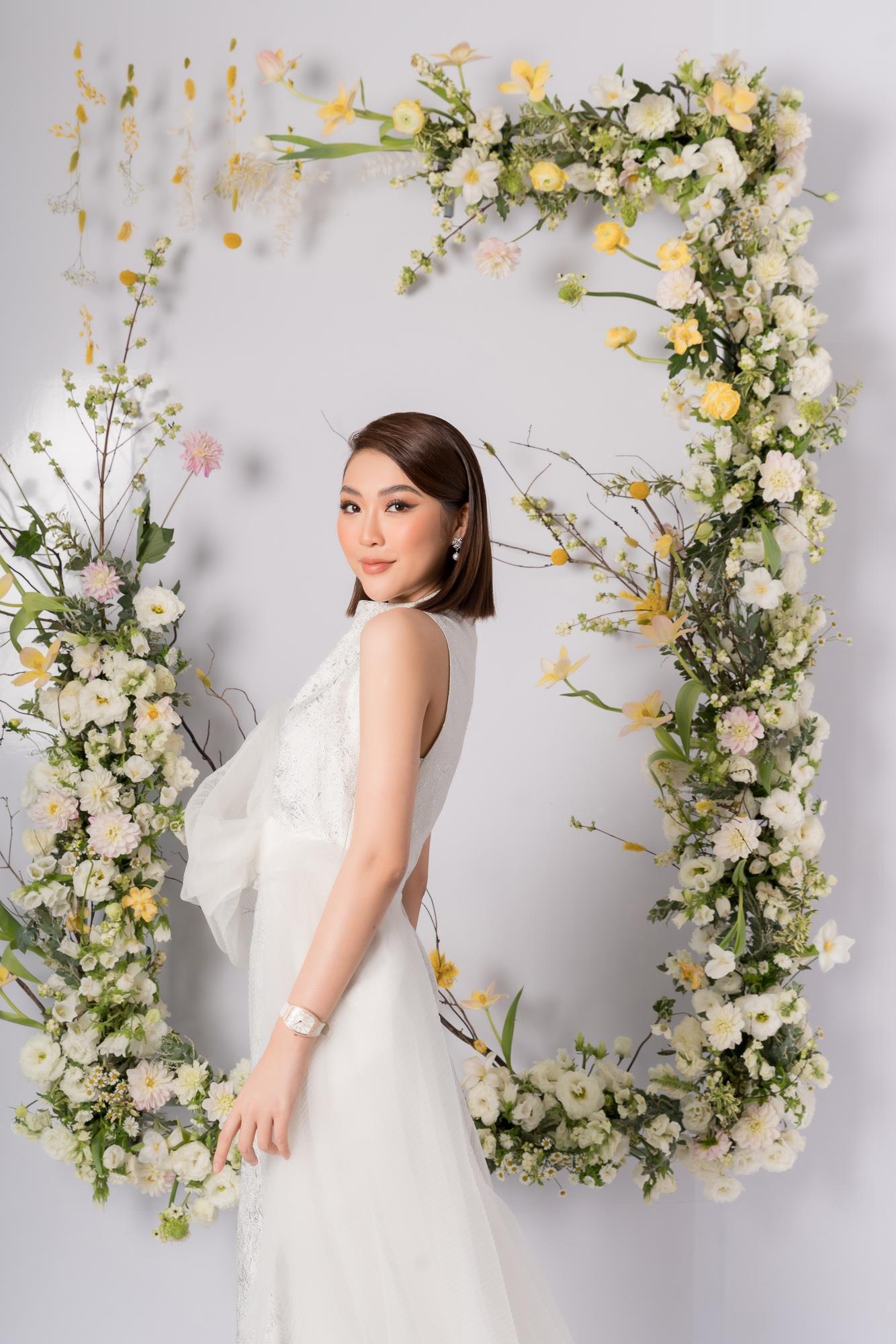 Hoang Thuy khoe nguc day anh 11