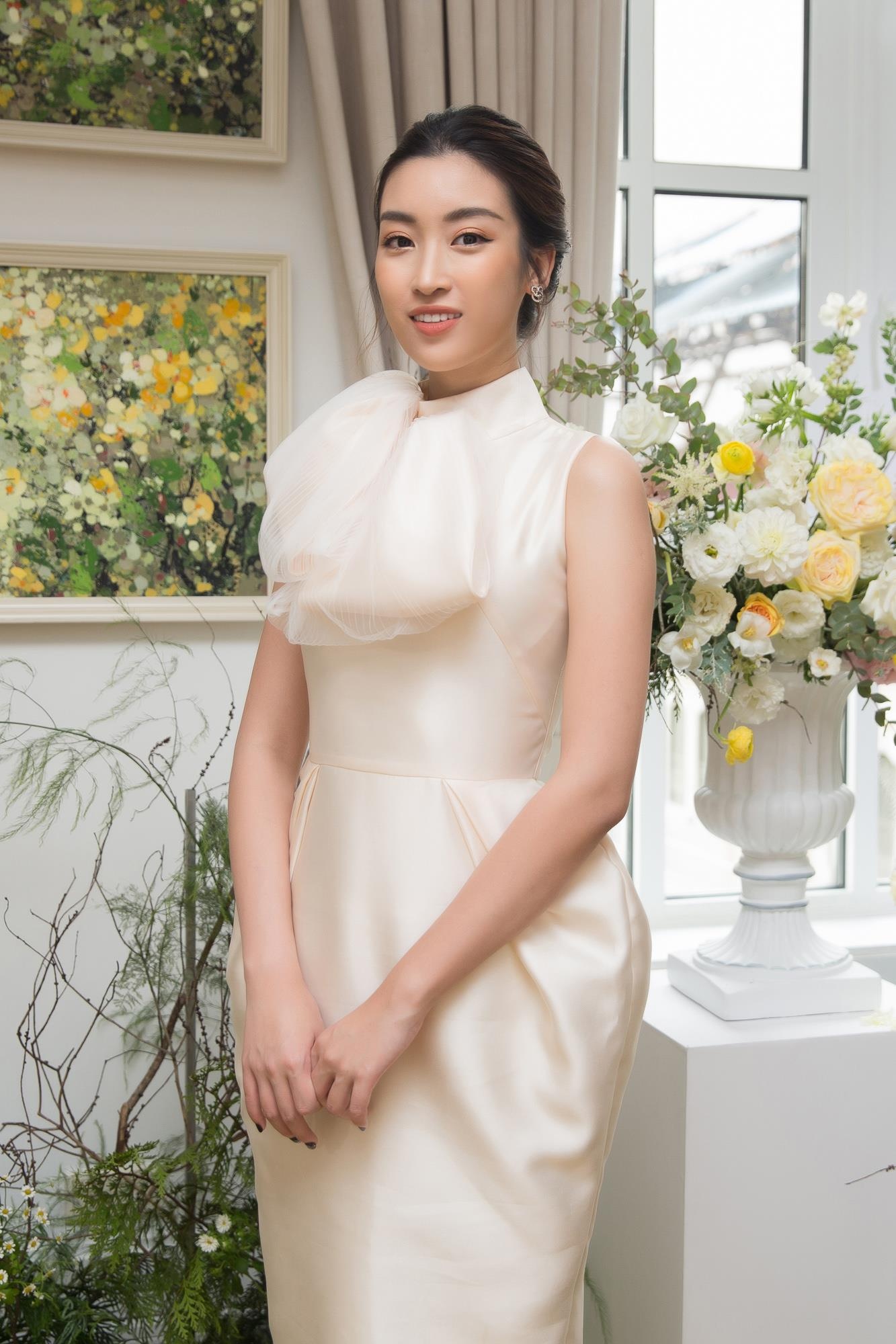 Hoang Thuy khoe nguc day anh 7