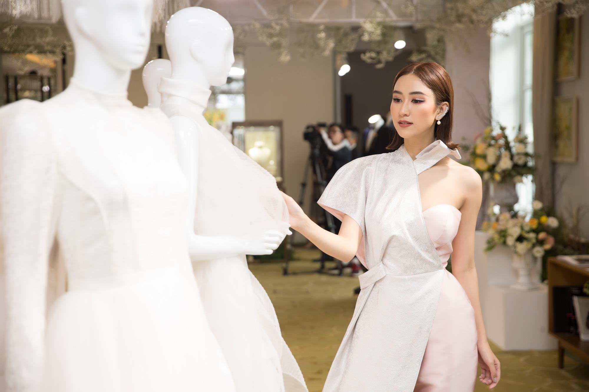 Hoang Thuy khoe nguc day anh 8