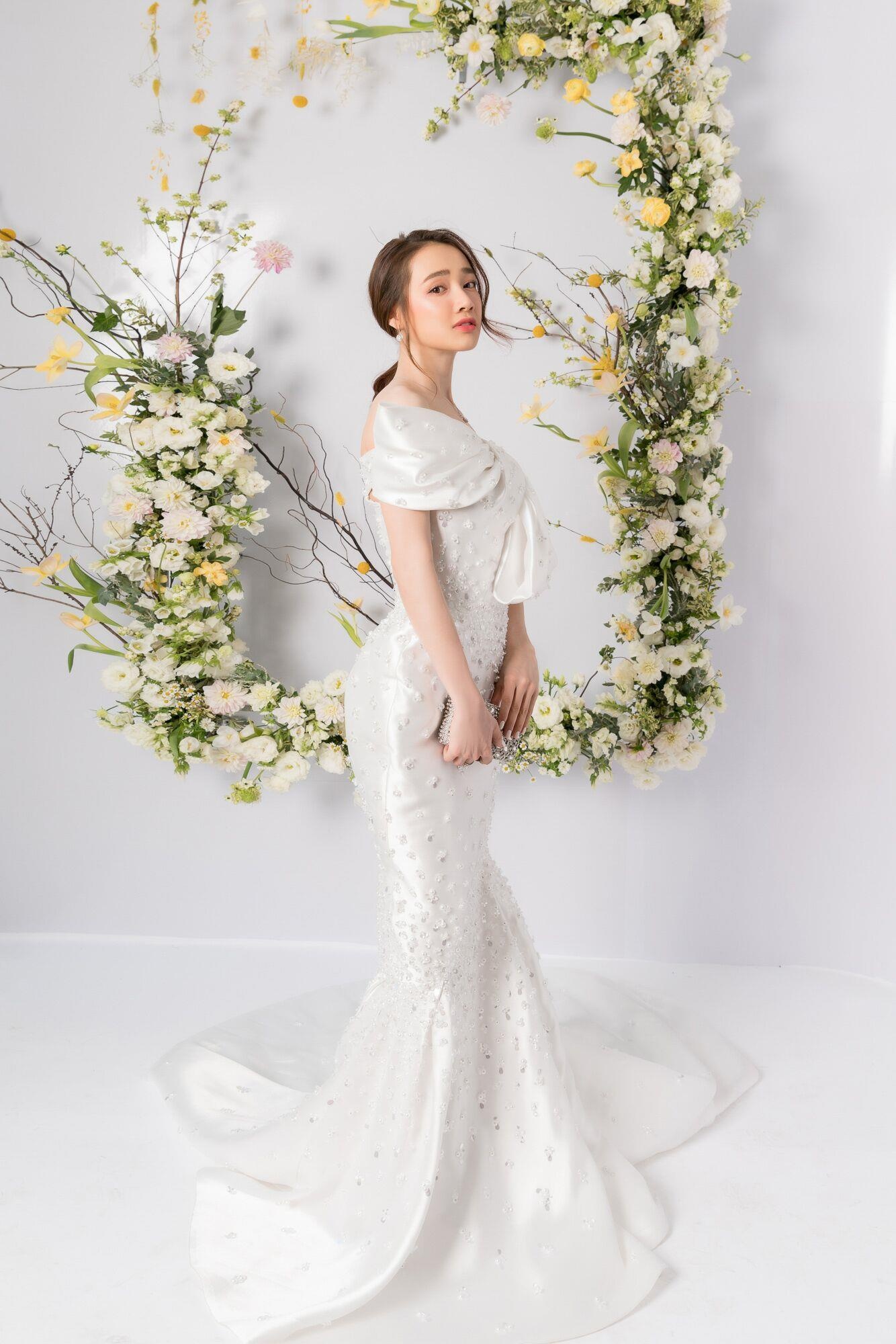 Hoang Thuy khoe nguc day anh 2