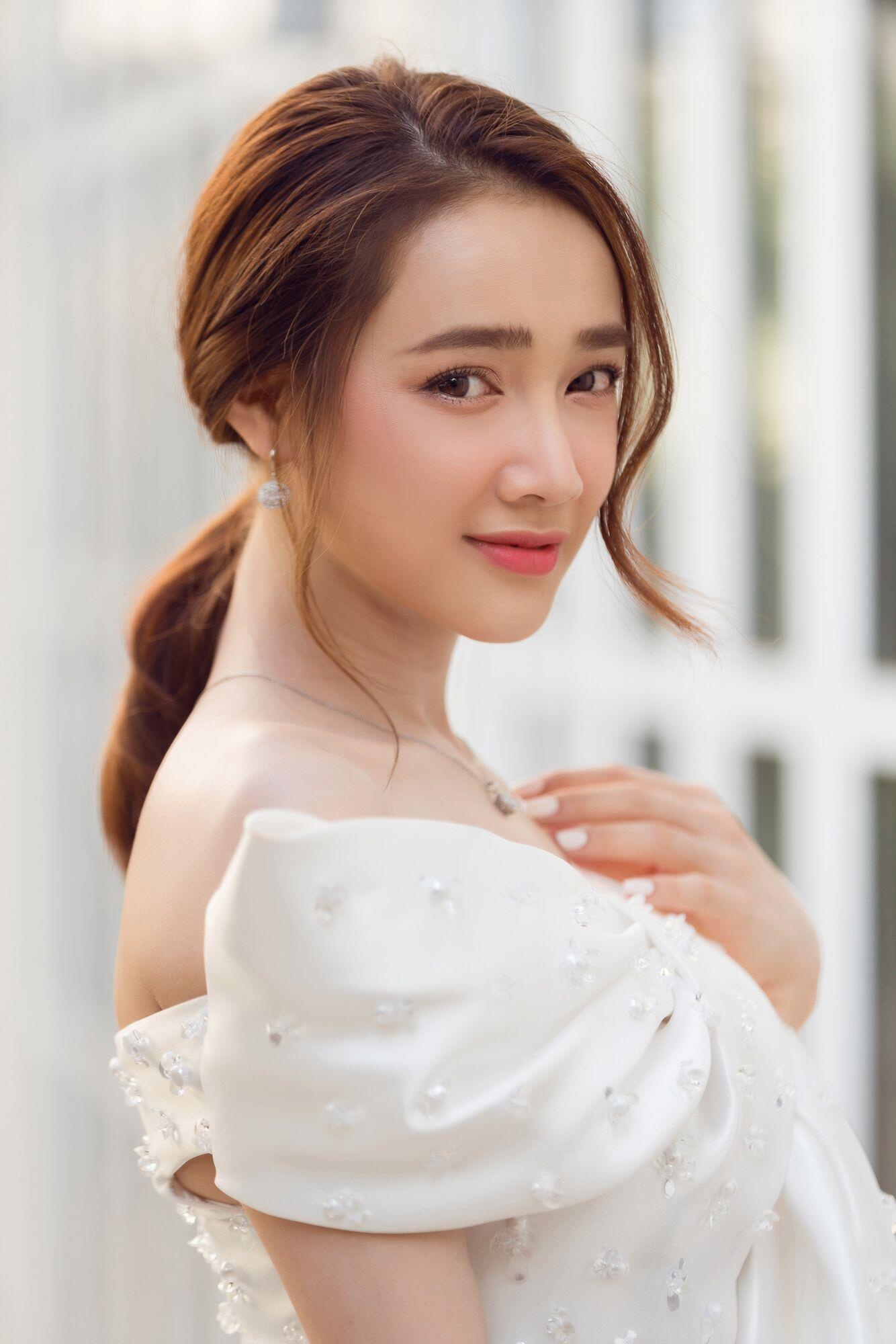 Hoang Thuy khoe nguc day anh 1