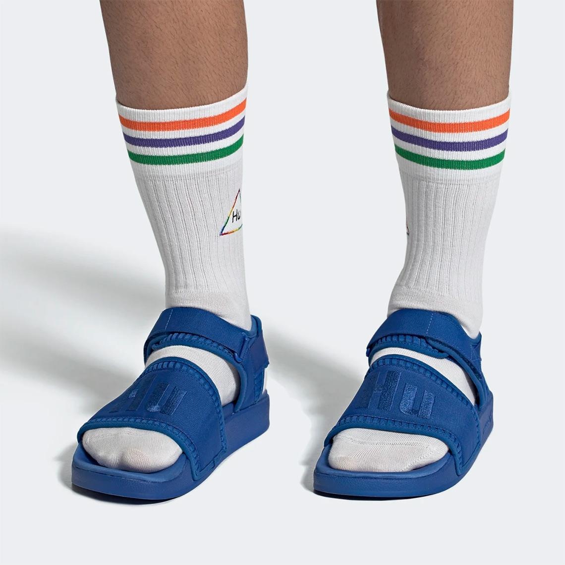Pharrell Williams ra mat sandals anh 1