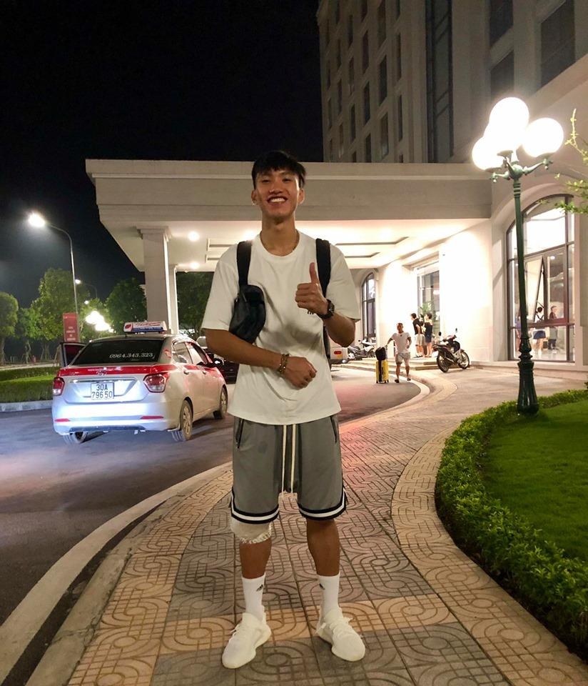 Cau thu Viet Nam chuong giay Yeezy anh 1