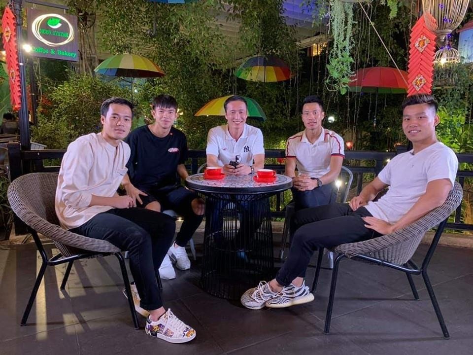 Cau thu Viet Nam chuong giay Yeezy anh 4