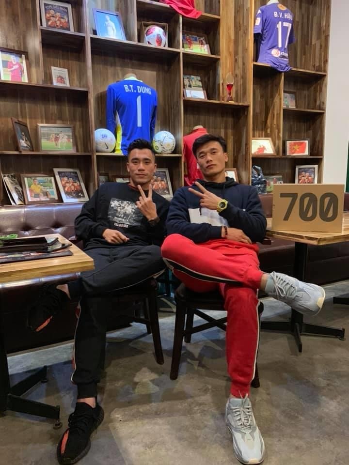 Cau thu Viet Nam chuong giay Yeezy anh 6