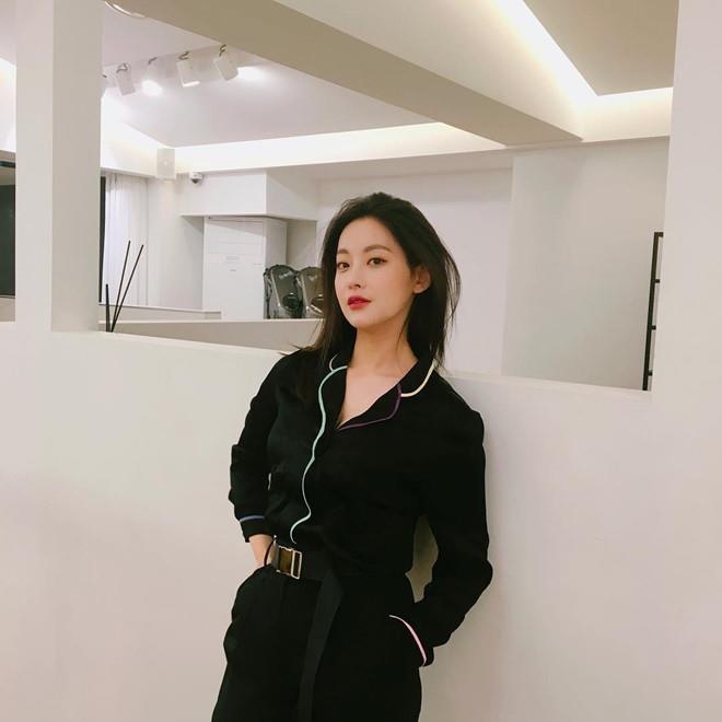 Gu thoi trang sao nu bi don ngoai tinh Ahn Jae Hyu anh 3