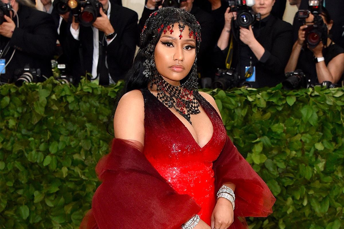 Can canh qua trinh sang tao mau vay ho nguc cua Nicki Minaj hinh anh