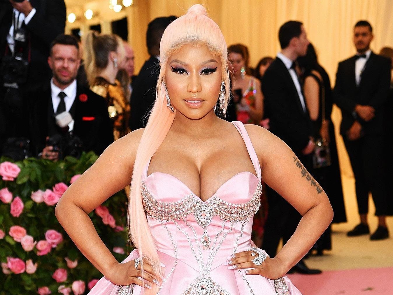 Truoc khi tuyen bo giai nghe, Nicki Minaj hay dien do khoe nguc qua da hinh anh