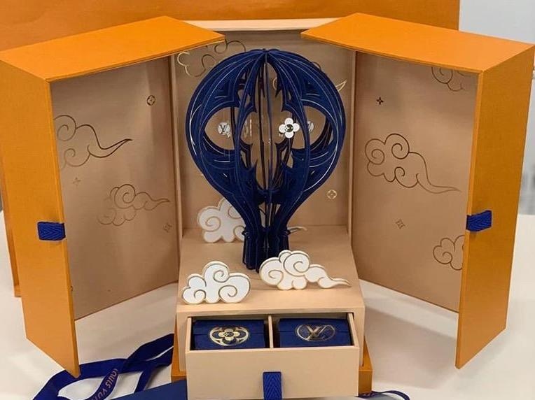 Ben trong hop banh Trung thu cua hang Dior, Louis Vuitton co gi? hinh anh