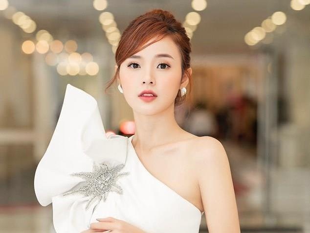 Midu chuong style nu tinh, mac do ho vua du khoe vai thon hinh anh