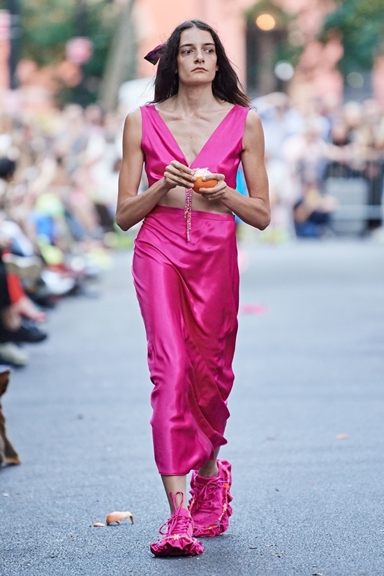 Nguoi mau mac do khoe nguc anh 1