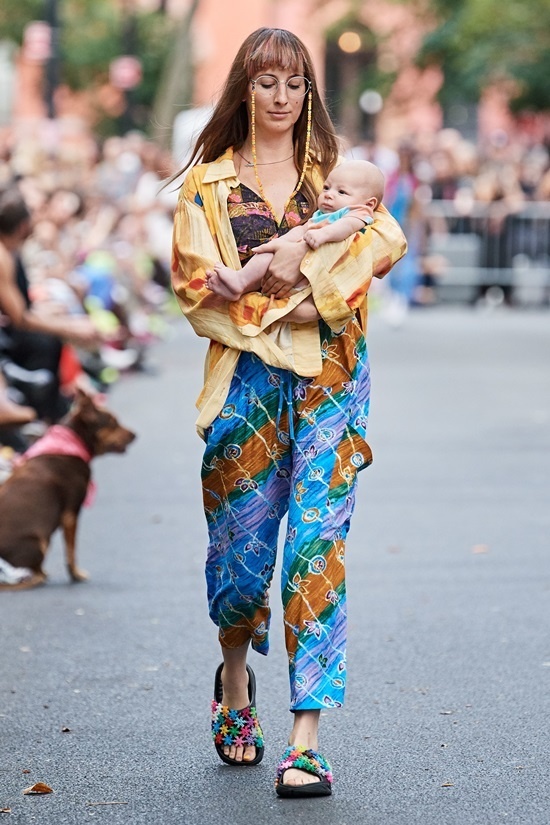 Nguoi mau mac do khoe nguc anh 3