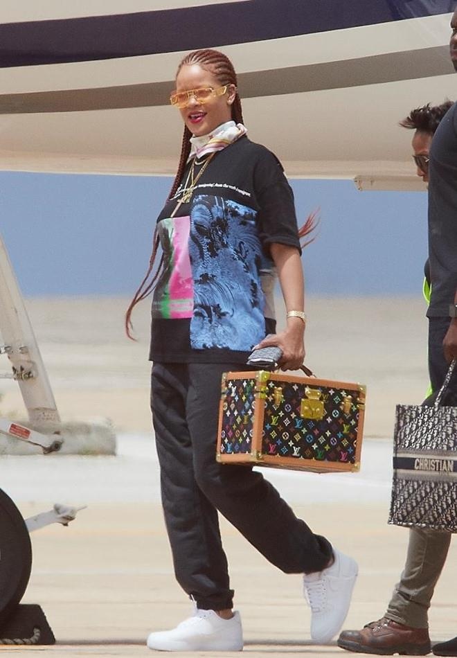 Rihanna xách túi bản nhỏ  ảnh 3 Rihanna xach tui ban nho anh 3
