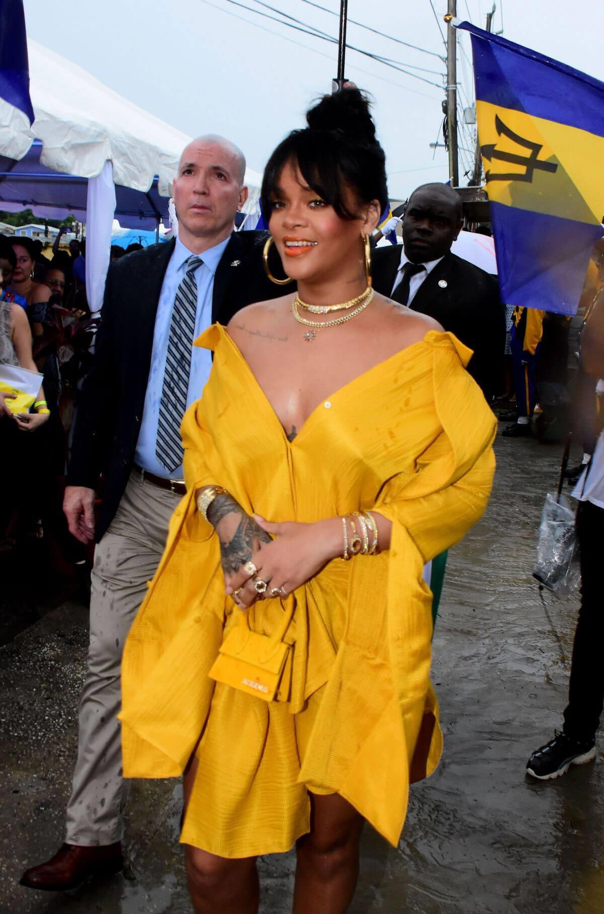 Rihanna xách túi bản nhỏ  ảnh 4 Rihanna xach tui ban nho anh 4