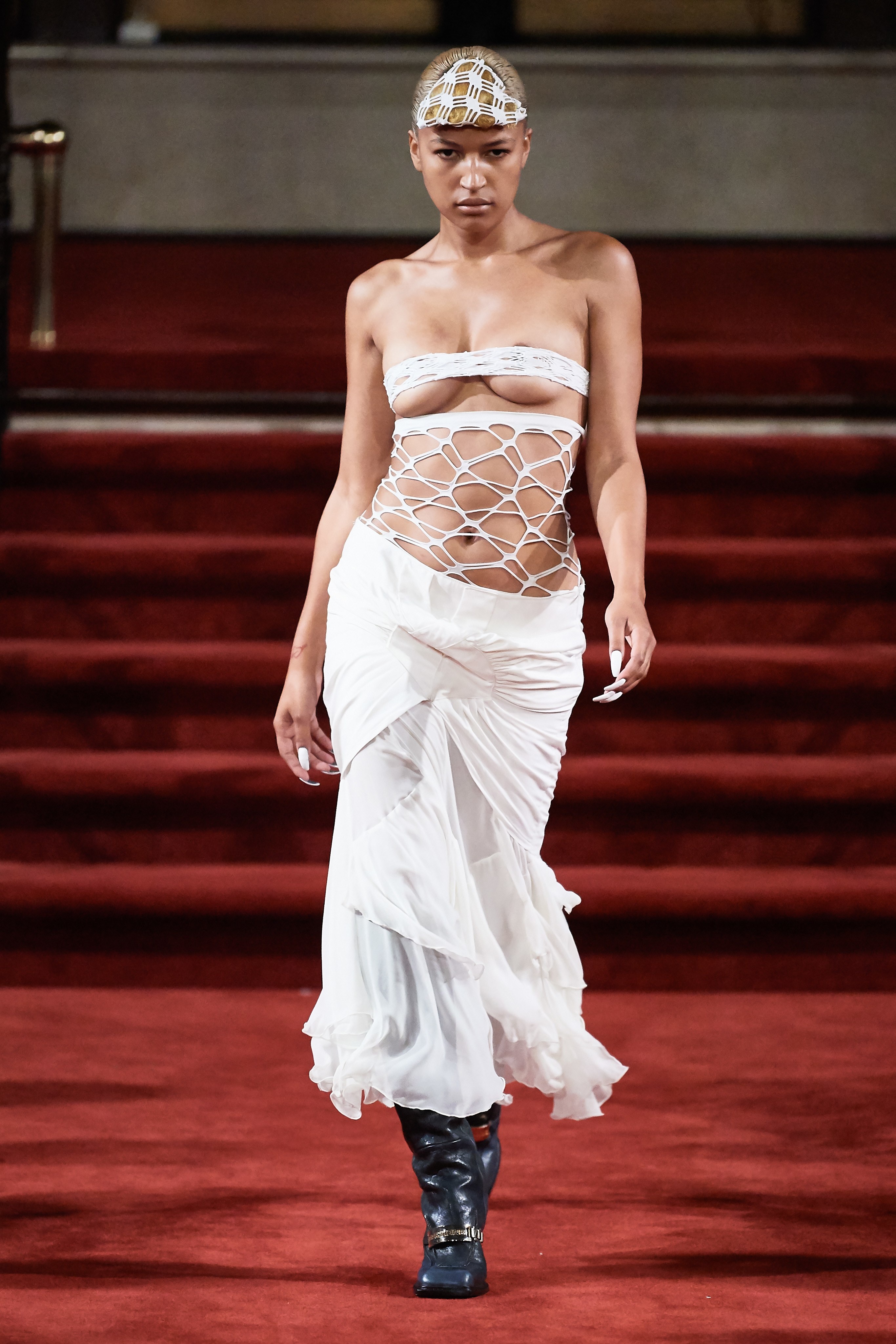 Nguoi mau mac do khoe nguc anh 4