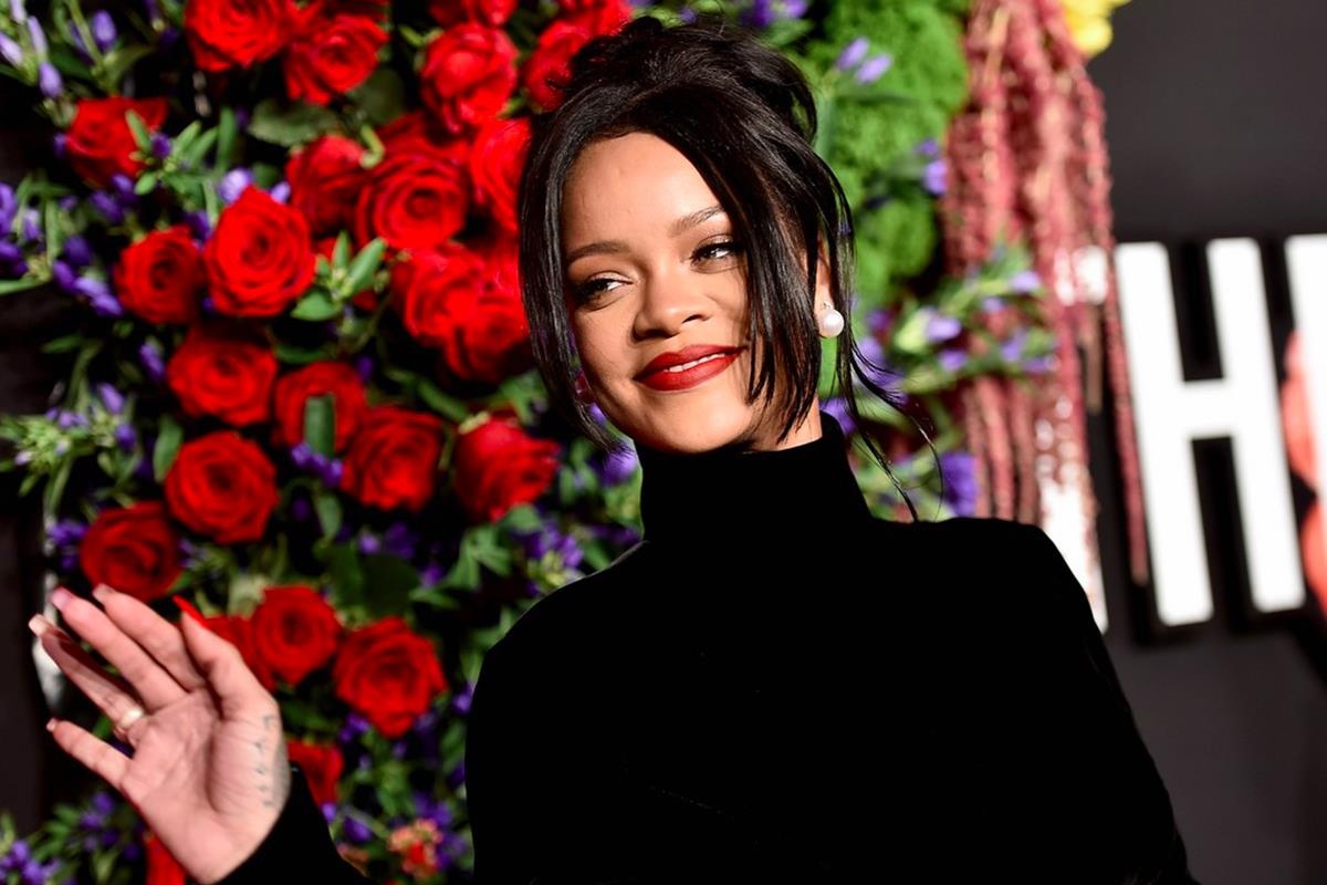 Rihanna bi dim dang khi dien vay 'long ban' om sat co the hinh anh