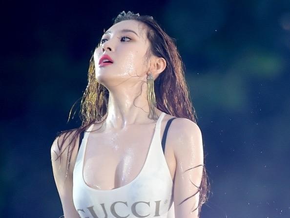 My nhan Han khoe nguc cang day trong nhung bo vay ao xe sau hinh anh