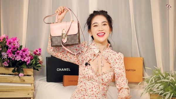 Sĩ Thanh xài túi hàng nhái  ảnh 1 Si Thanh xai tui hang nhai anh 1