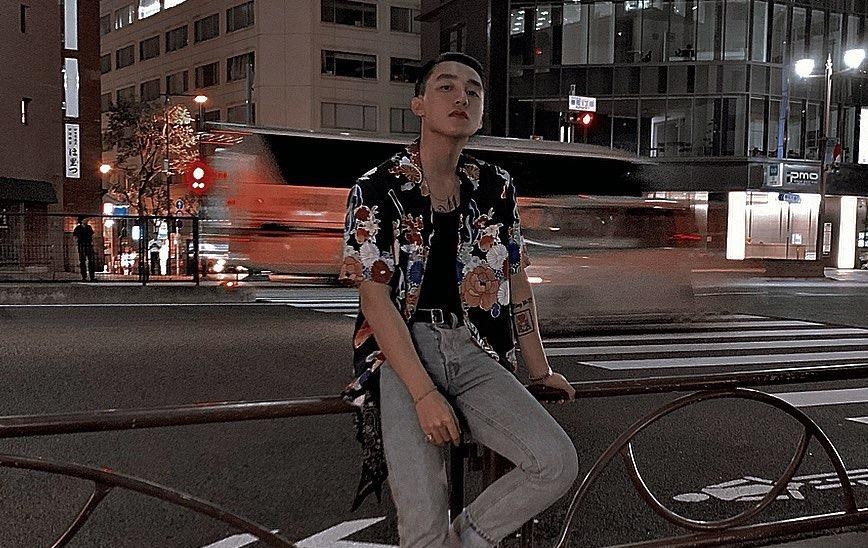 Son Tung mac ao hoa la ho hinh xam, Den Vau dien do gian di ben bai co hinh anh